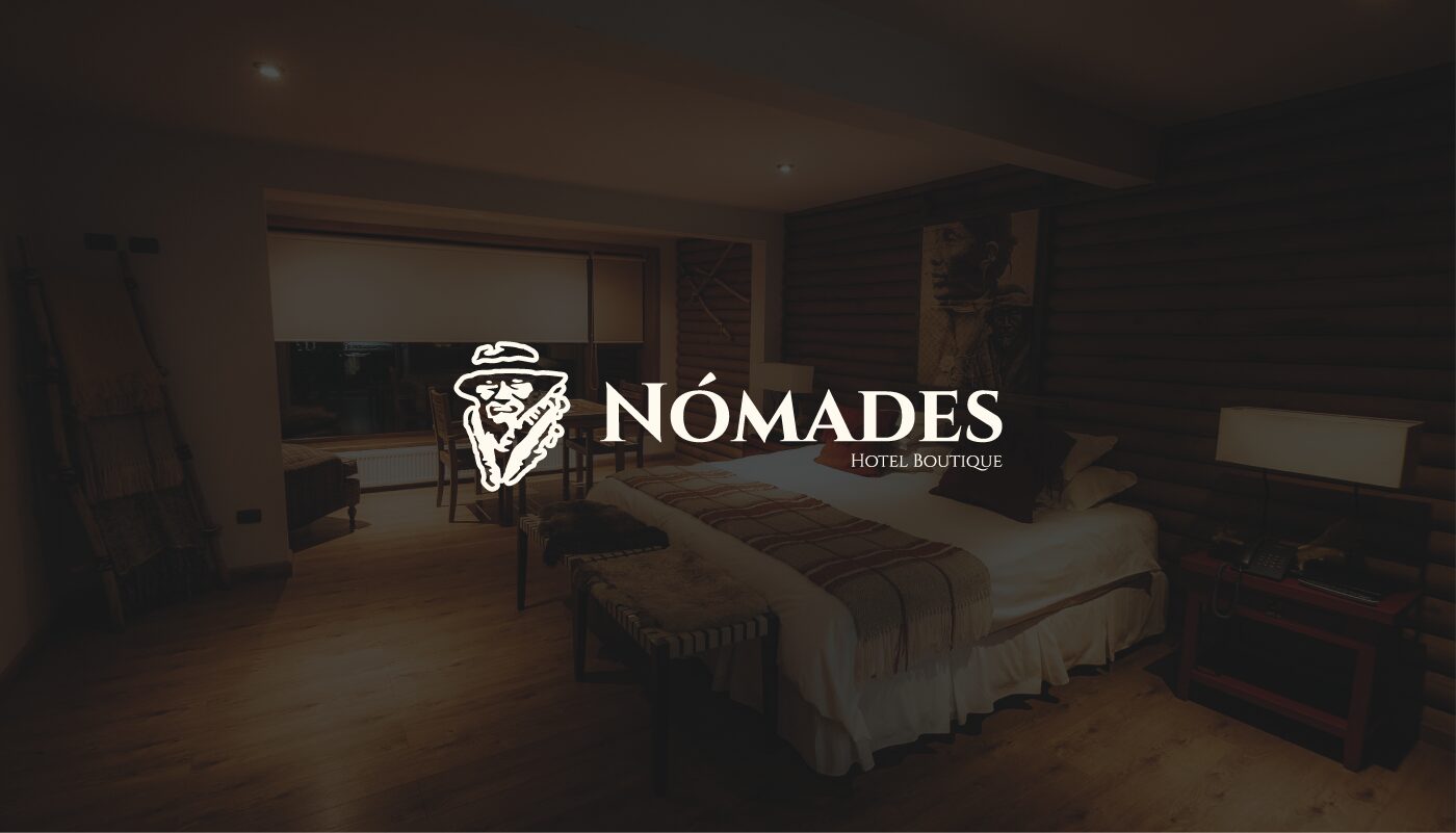 Hotel Nómades — logotipo rediseñado en ambiente