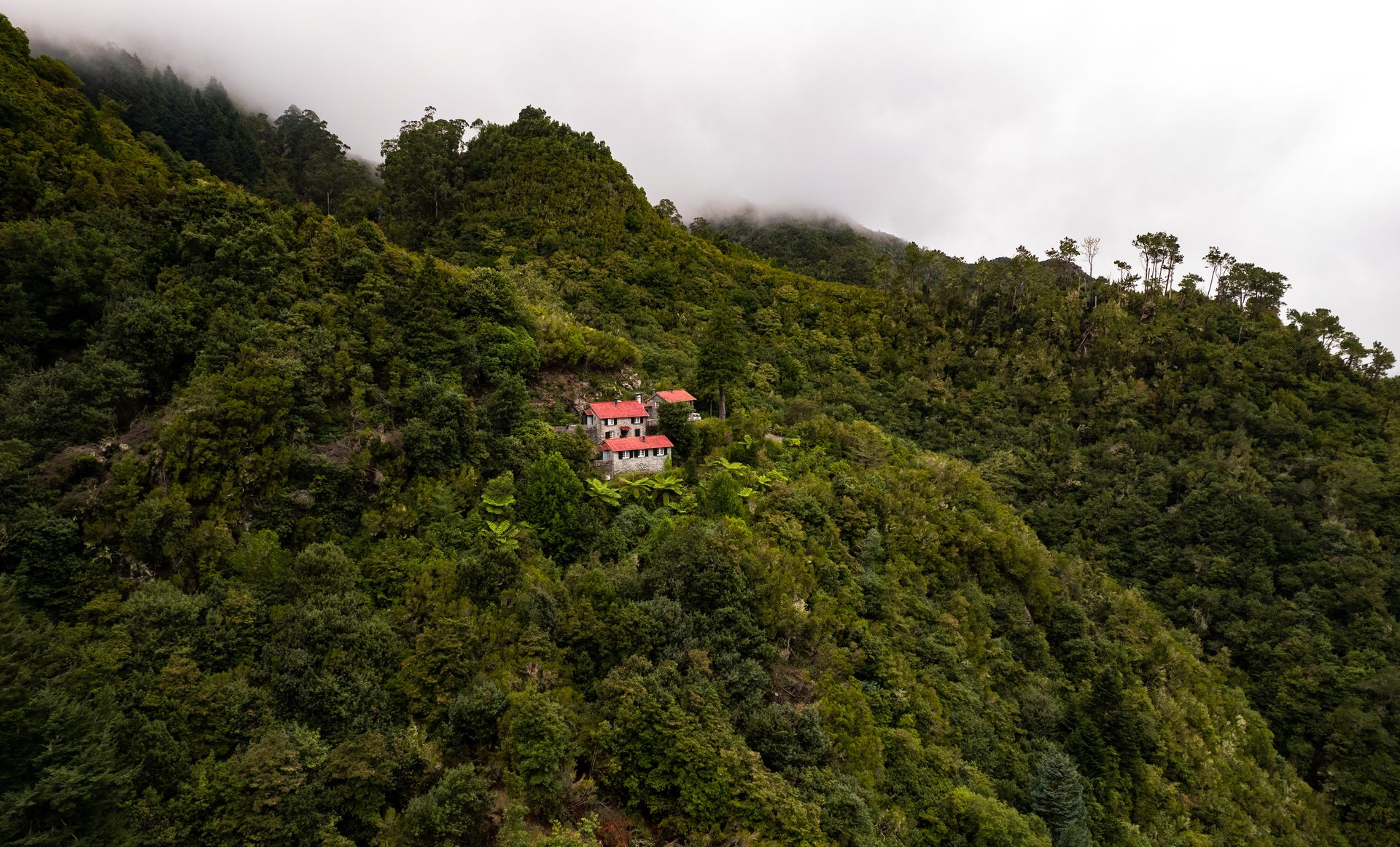 Lodge aislado en paisaje de naturaleza extrema